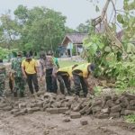Sinergi Membangun Negeri, TNI-Polri Kompak Bangun Jalan Poros Sasaran TMMD 110 Bojonegoro
