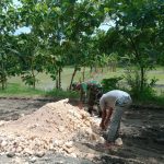 Warga dan Satgas TMMD 110 Bojonegoro Getol Perbaiki Jalan Desa Ngrancang