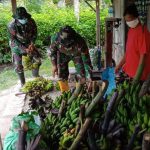 Satgas TMMD 110 Bojonegoro Bantu Angkat Pisang Warga Hingga Sampai Rumah