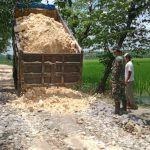 Anggota Satgas TMMD 110 Bojonegoro Bantu Menurunkan Material