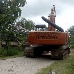 Satgas TMMD 110 Bojonegoro Membantu Mengarahkan Exavator Dalam Pembongkaran Paving
