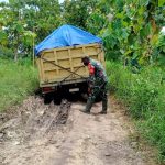 Satgas TMMD 110 Bojonegoro, Bantu Truk Material Terjebak Lumpur