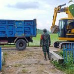 Anggota TMMD 110 Bojonegoro Cek Kesiapan Truk Pengangkut Material Desa Jatimulyo