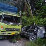 Hilang Kendali, Toyota Fortuner Hantam Truk di Bungo