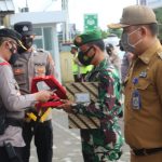 Kapolres Tulang Bawang Barat Berikan Penghargaan Kepada Camat TBT