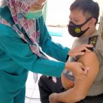 UPT Puskesmas Pucanglaban Laksanakan Vaksinasi Tahap Pertama Bagi Anggota Polsek Pucanglaban