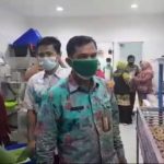 Petugas Gabungan Pemkot Jakbar Tutup Usaha Bakso Olahan di Cengkareng