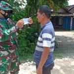 Satgas TMMD 110 Bojonegoro Berikan Masker Ke Warga Yang Tak Pakai Masker