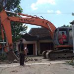 Satgas TMMD 110 Bojonegoro Membantu Mengarahkan Exavator dalam Proses Perbaikan Jalan