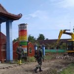 Anggota Satgas TMMD 110 Bojonegoro Membantu Perbaikan Jalan di Desa Ngrancang