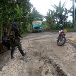 Atur Lalu Lintas, Satgas TMMD 110 Bojonegoro Jaga Pertigaan Jalan