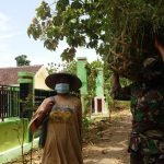 Satgas TMMD 110 Bojonegoro Bantu Bawakan Makanan Hewan Warga