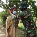 Tak Pakai Masker, Satgas TMMD 110 Bojonegoro Langsung Berikan Masker