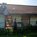 Serda Samsuri Personel Satgas TMMD 110 Bojonegoro Bantu Turunkan Genteng