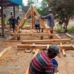 Satgas TMMD 110 Bojonegoro Bantu Warga Naikan Padi