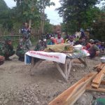 Ringan Tangan, Satgas TMMD 110 Bojonegoro Bantu Sapiyem Kupas Singkong