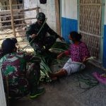 Tebang Pohon, Cara Satgas TMMD 110 Bojonegoro Bersihkan Jalur Yang Akan Di Aspal