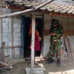 Bantu Adi, Satgas TMMD 110 Bojonegoro Buat Tikar Dari Daun Pandan