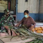 Agar Warga Terantisipasi Covid-19, Satgas TMMD 110 Bojonegoro Bagikan Masker