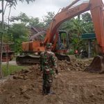 Tengah bergotong Royong Tebang Pohon, Satgas TMMD 110 Bojonegoro Berbagi Masker
