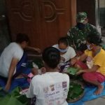 Begini Keakraban Satgas TMMD 110 Bojonegoro Bersama Perajin Tikar Pandan Nglambangan