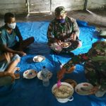 Tak Canggung, Satgas TMMD 110 Kodim Bojonegoro Ikut Buat “Iwel-iwel”