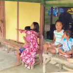 Harap Usaha Berkembang, Pengrajin Songket Didatangi Satgas TMMD 110 Tambakrejo Bojonegoro