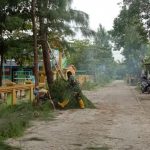 Antisipasi Roboh, Satgas TMMD 110 Bojonegoro Pangkas Ranting Pohon Jalan Desa