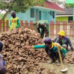 Bersama Warga, Satgas TMMD 110 Bojonegoro, Pasang Batu untuk Pembangunan Jalan