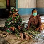 Personel TMMD 110 Bojonegoro Berikan Semangat Pengerajin Tikar Pandan Jatimulyo