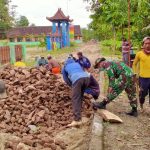 Komunikasi Mendidik, Saat Pemerataan Batu Untuk Pembangunan Jalan Aspal TMMD 110 Bojonegoro
