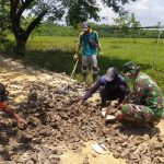 Bergiliran, Warga Bersama Satgas TMMD 110 Bojonegoro Bangun Jalan