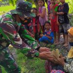 Komsos, Satgas TMMD 110 Bojonegoro Berbagi Nasi Bungkus Dengan Warga Tani