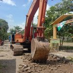 Pengawalan Alat Berat Terus Dilakukan Satgas TMMD 110 Bojonegoro Untuk Kelancaran Bongkar Paving