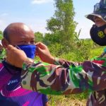 Tingkatkatkan Kedekatan Warga, Satgas TMMD 110 Bojonegoro Komsos Berbagi Masker
