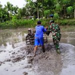 Upaya kedaulatan Pangan, Satgas TMMD 110 Bojonegoro Bantu Olah Sawah Petani