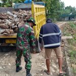 Evakuasi Truk Ngadat, Satgas TMMD 110 Bojonegoro Bongkar Batu Muatan