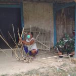 Satgas TMMD 110 Bojonegoro Bantu Warga Jatimulyo Buat Keranjang Bambu