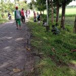 Jum’at Bersih, Satgas TMMD 110 Bojonegoor Bersama Warga Bersih-Bersih Lingkungan