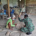 TMMD 110 Bojonegoro, Satgas Komsos Dengan Pembuat Keranjang Rumput