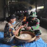 Komsos, Babinsa Koramil Tambakrejo Dan Satgas TMMD 110 Bojonegoro Bungkus Lontong