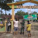 Di Kalongan, Satgas TMMD 110 BojonegoroPasang Banner Imbauan PPKM Mikro