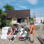 Rehab Gedung Sekolah Dasar, Satgas TMMD 110 Bojonegoro Gotong-Royong Bersama Warga