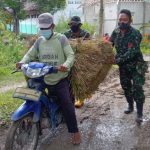 Sulit Lintasi Jalan, Satgas TMMD 110 Bojonegoro Bantu Warga