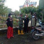 Wujud Perhatian, Satgas TMMD 110 Bojonegoro Bagi Masker Ke Warga