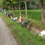 Bersama Warga, Satgas TMMD 110 Bojonegoro Normalisasi Sungai Nglambangan
