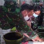 Bantu Penjual Jamu, Satgas TMMD 110 Bojonegoro Siapkan Barang Dagangan