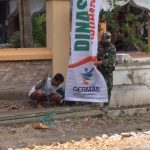 Satgas TMMD 110 Bojonegoro Bantu Pasang Umbul-Umbul Jatimulyo