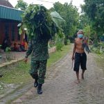 Satgas TMMD 110 Bojonegoro, Bantu Mbah Parman Bawa Rumput Pakan