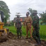 TMMD 110 Bojonegoro, Babinsa Dan Kades JatimulyoBerikan Pengarahan Operator Excavator